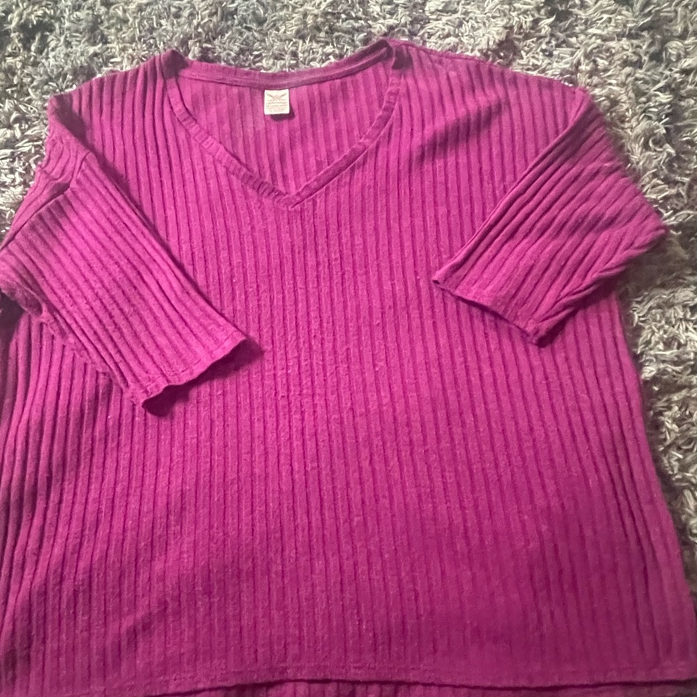 Mid sleeve v neck shirt with lines in front vans back of shirt.